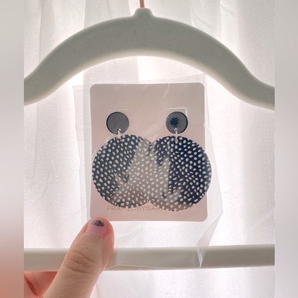 FRAMED BY SARAH | Black circle lightweight earrings